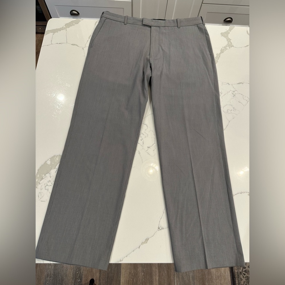 Van Heusen Gray Flex Flat Front Straight Leg Dress Casual Everyday Pants 36 X 30